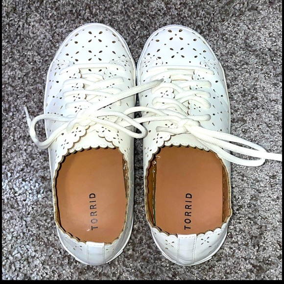 TORRID WHITE LASER CUT FAIX LEATHWR SNEAKER SIZE 8W - Picture 2 of 10